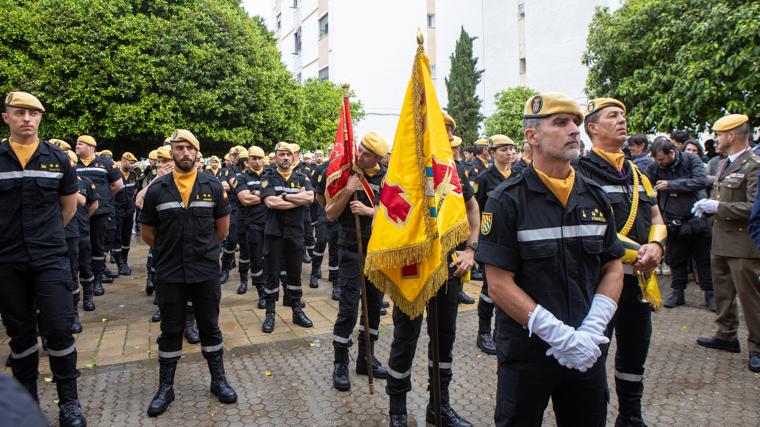 La UME acompaña a la Hermandad del Polígono de San Pablo durante su salida