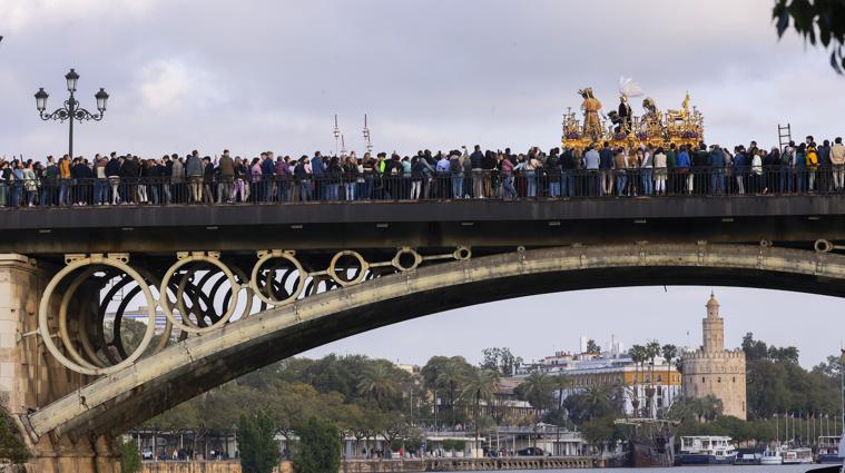 El misterio de San Gonzalo cruzando el Puente de Triana