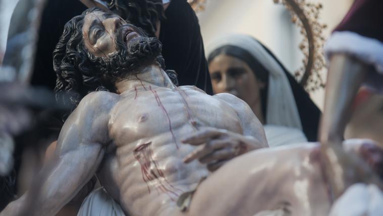 El Cristo de la Caridad, de Ortega Bru, y al fondo Santa Marta, de Sebastián Santos