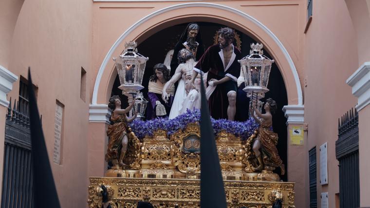 El misterio de Santa Marta saliendo por el compás de la parroquia de San Andrés