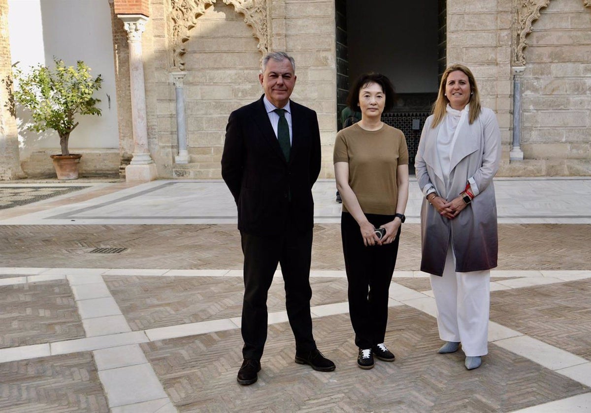 José Luis Sanz y la delegada de Turismo con la directora general de negocios de Air China