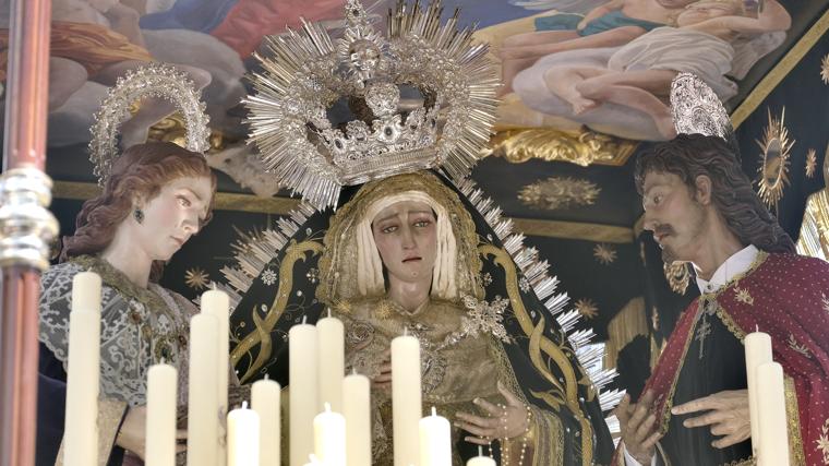La Virgen del Sol, acompañada de María Magdalena y San Juan Evangelista, conforman la Sacra Conversación