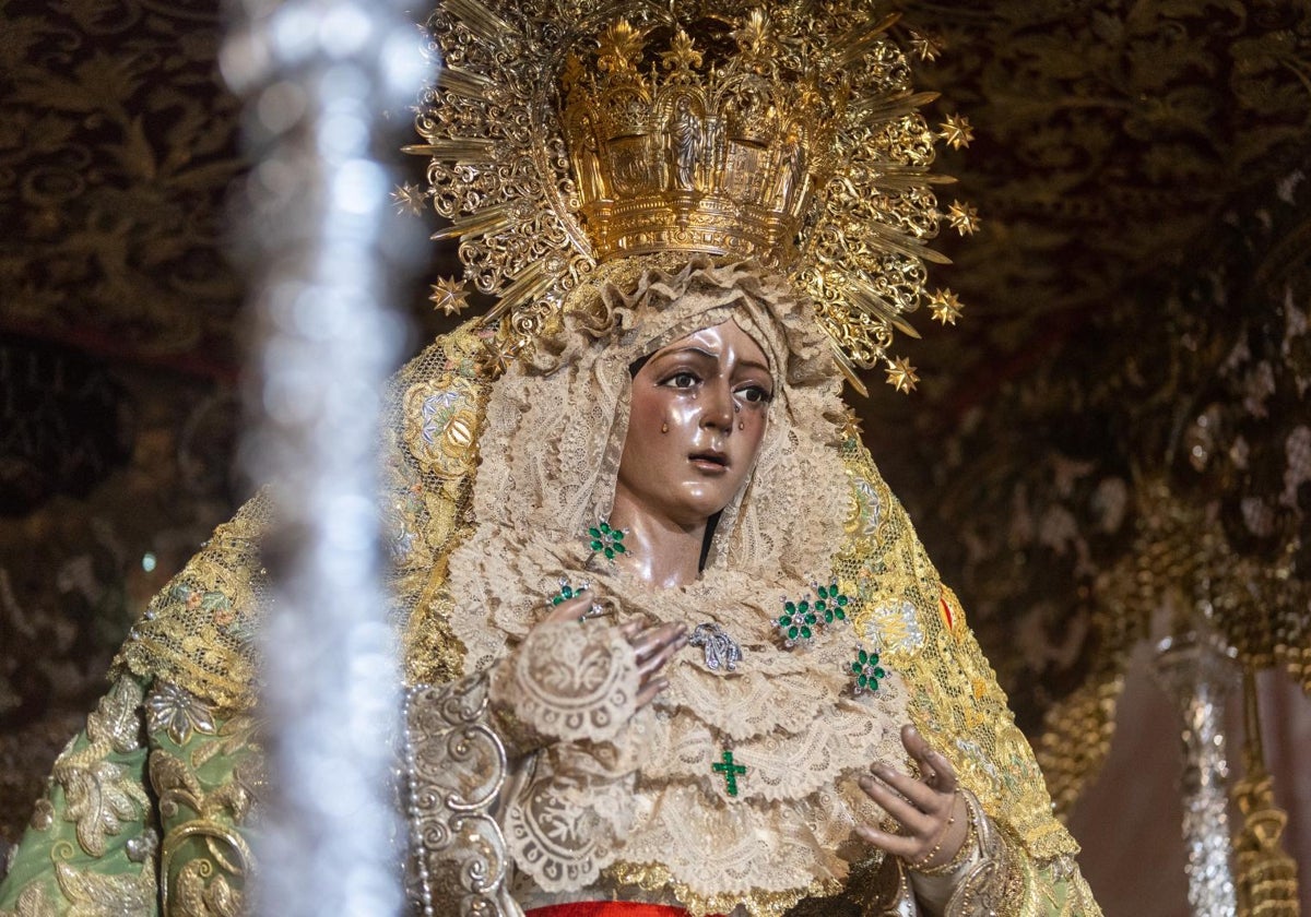 La Esperanza Macarena preside su paso de palio a falta de la candelería para una nueva madrugada del Viernes Santo este 2025