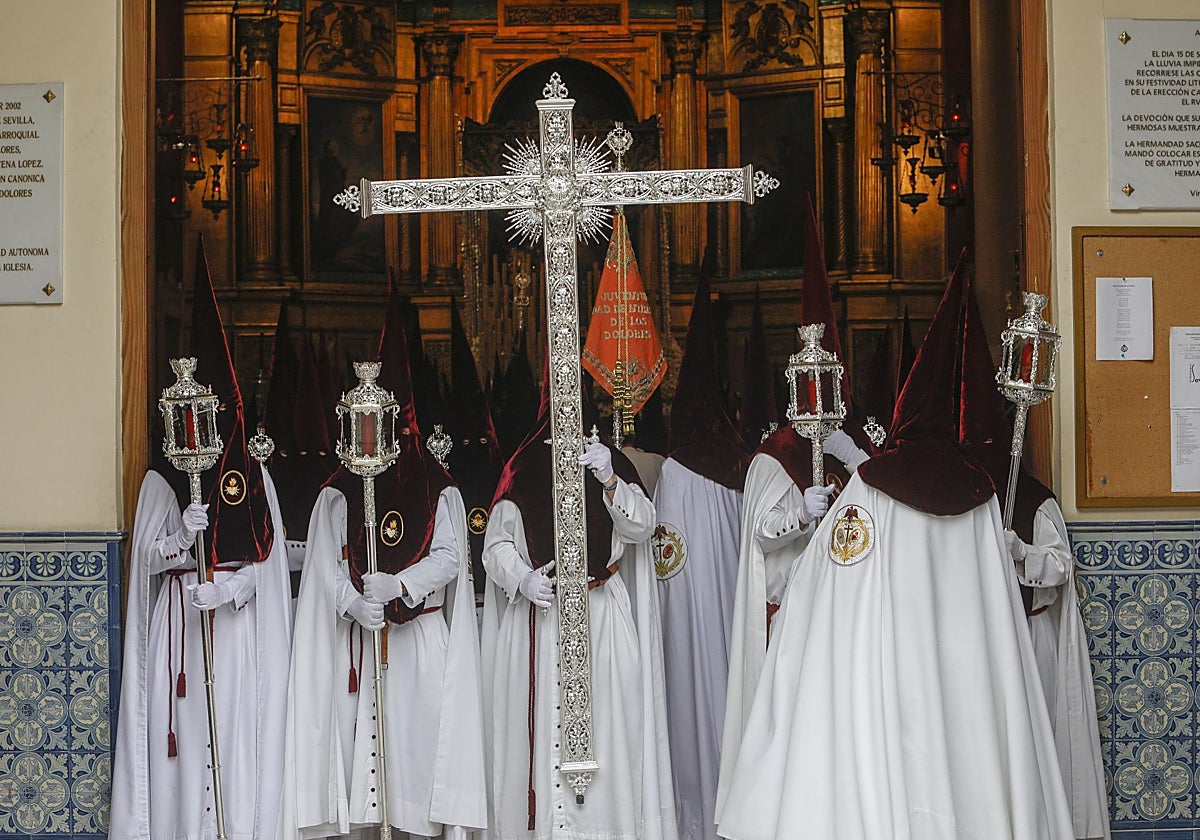 La Cruz de Guía de la Hermandad del Cerro sale de la puerta de su parroquia