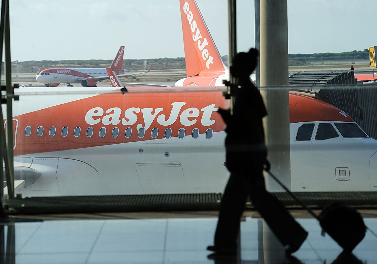 Un avión de EasyJet aguarda en el aeropuerto su despegue