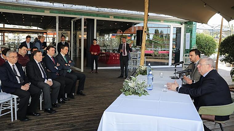 El presidente del Consejo durante el desayuno informativo con la prensa