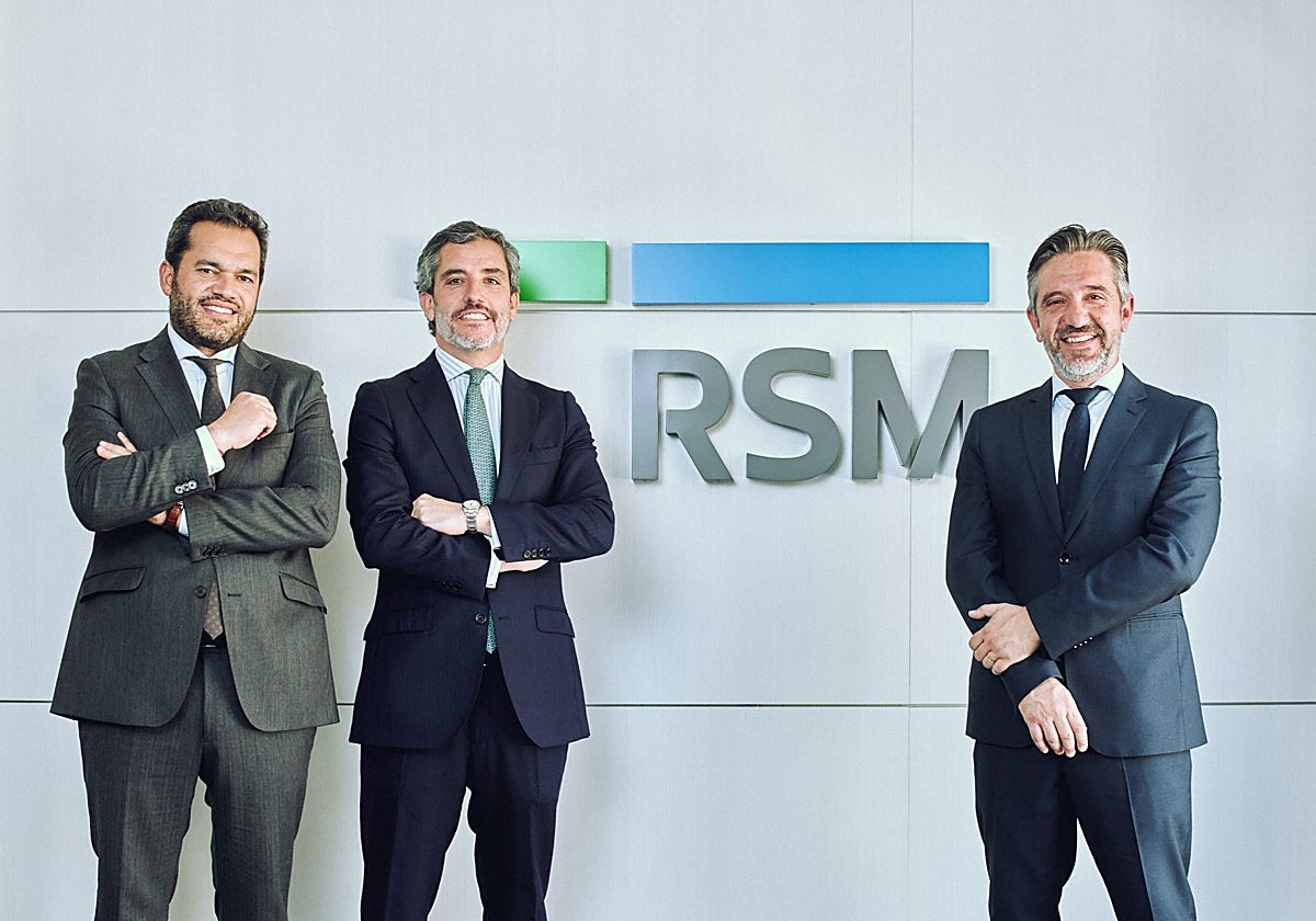 Álvaro Fernández Moreno y Gabriel Guardiola Tassara, junto a Mario Cepero, director del área de Auditoría de RSM.