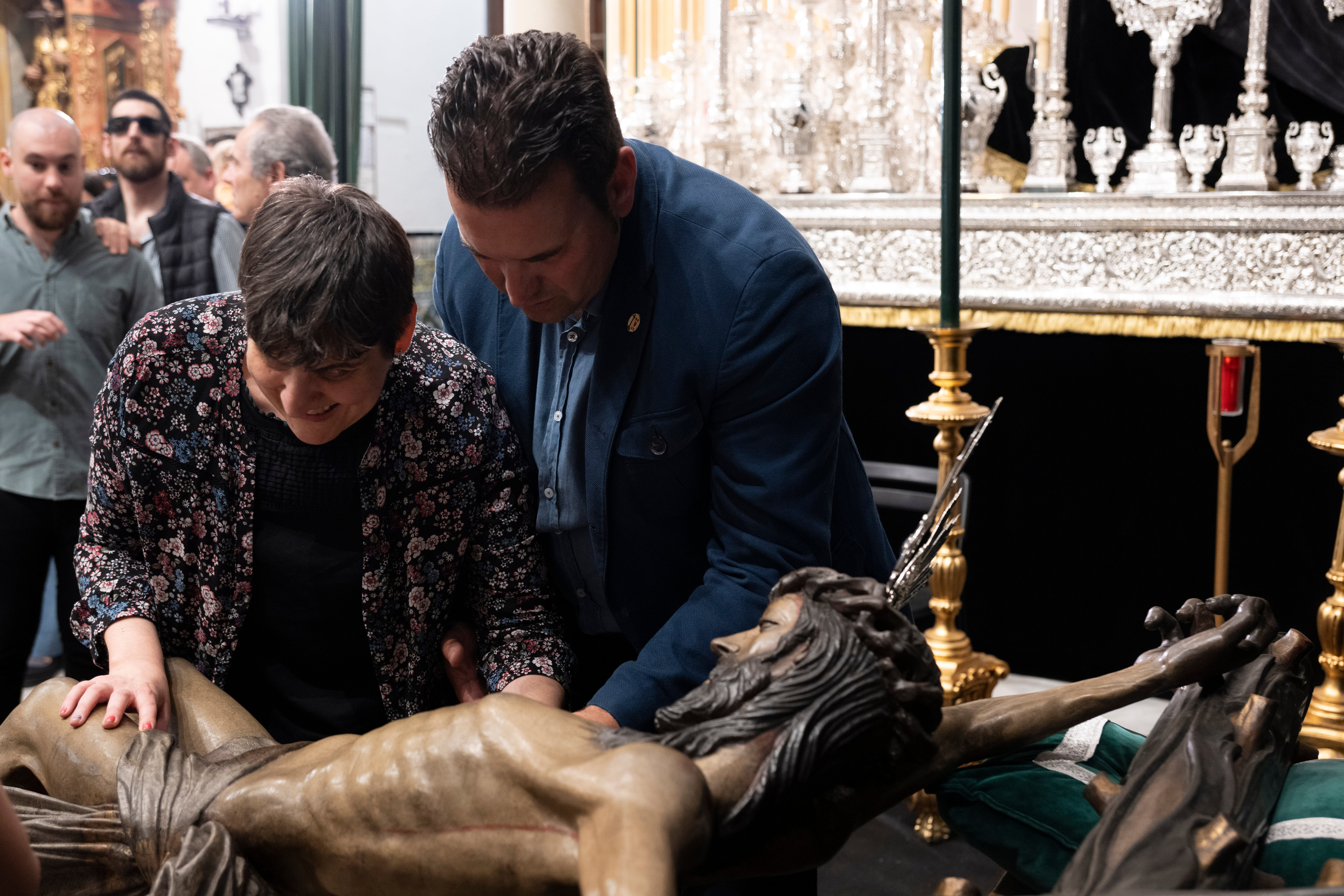 La visita de los invidentes al Cristo de la Vera Cruz, en imágenes