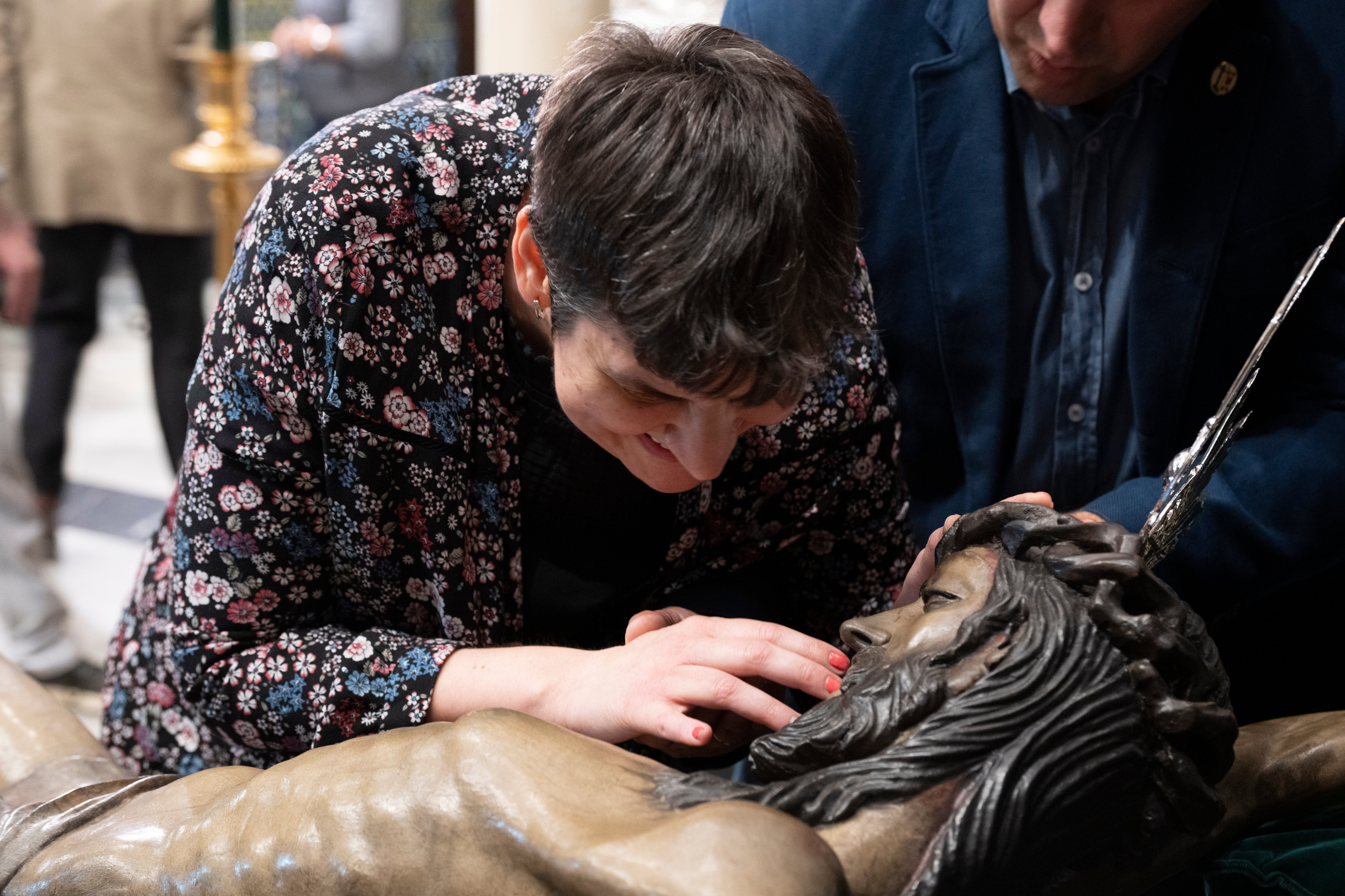 La visita de los invidentes al Cristo de la Vera Cruz, en imágenes