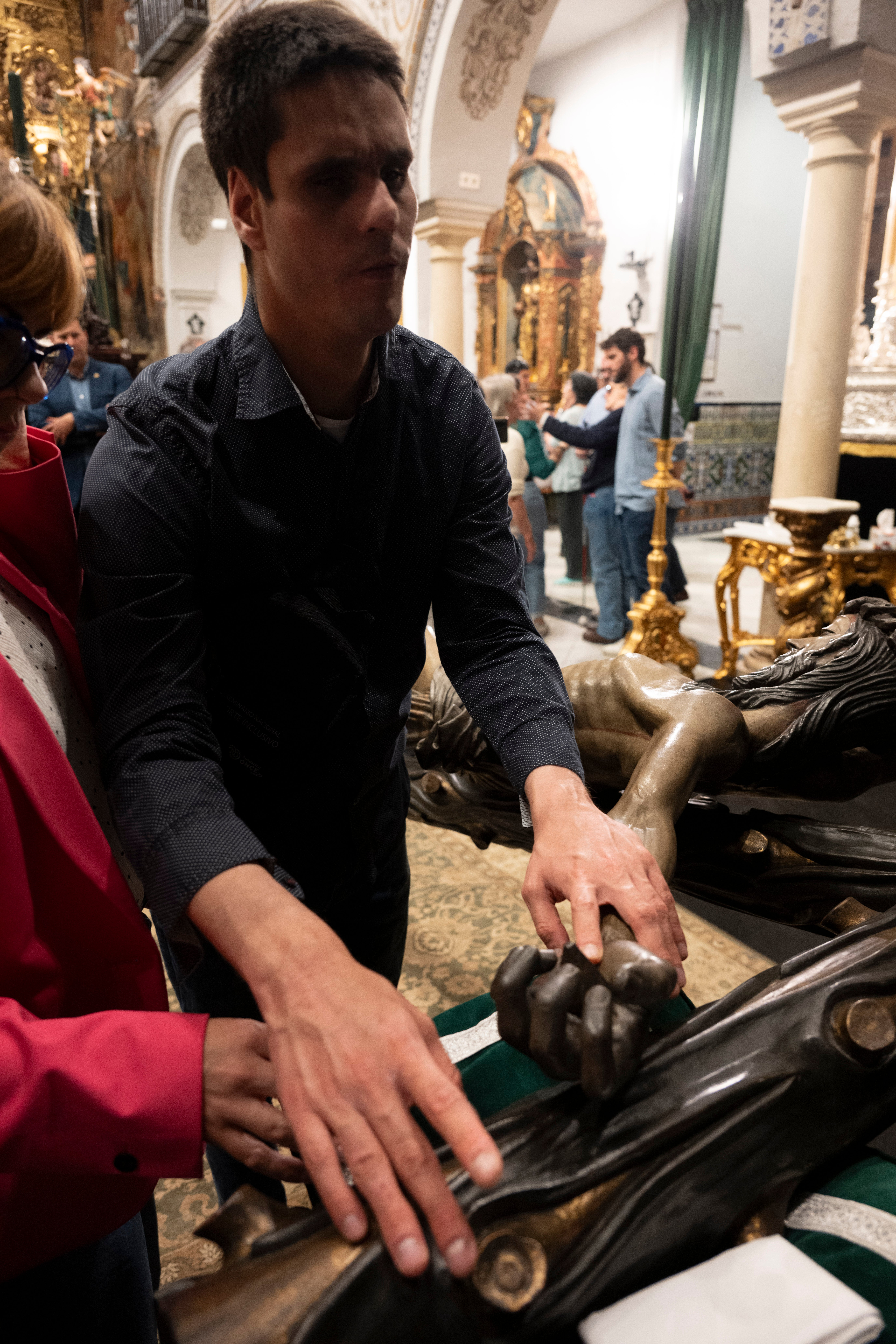 La visita de los invidentes al Cristo de la Vera Cruz, en imágenes