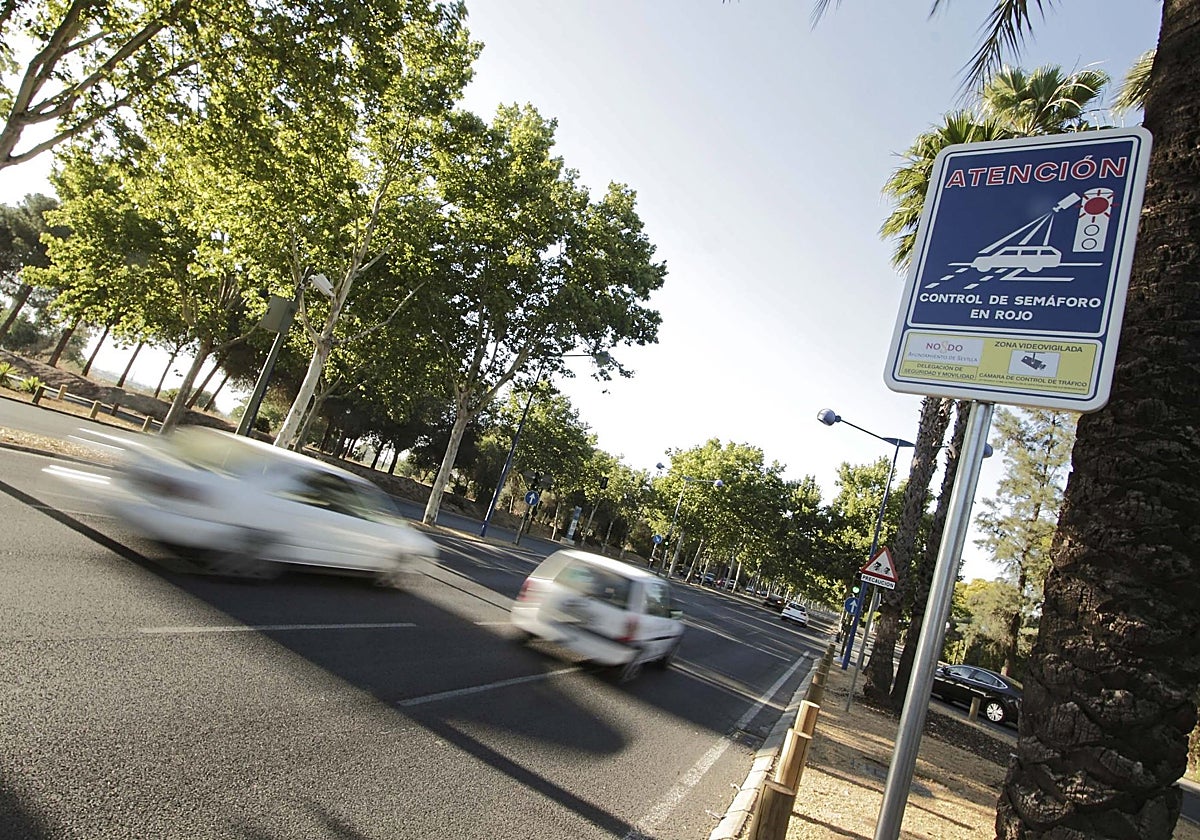 El siniestro se ha producido junto a la avenida de Carlos III, en la ronda SE-30