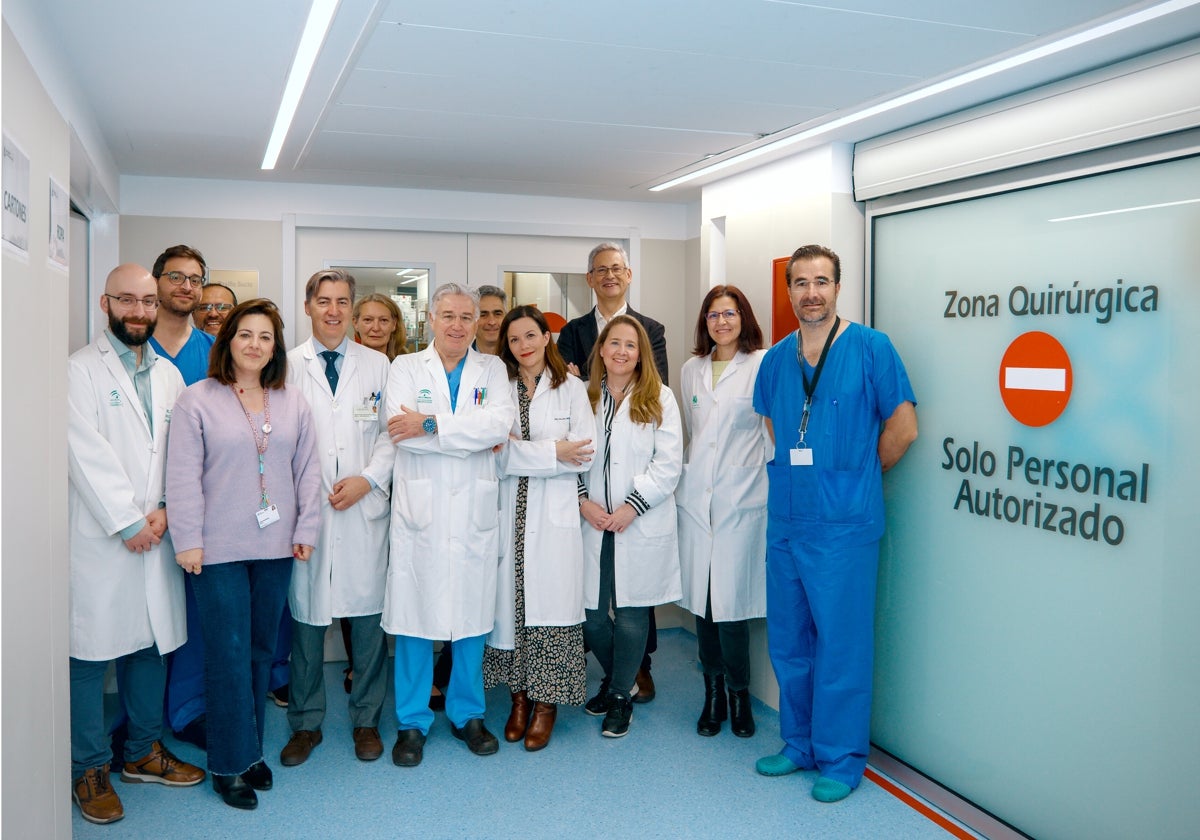 Javier Padillo, en el centro, junto con parte del equipo que ha participado en este estudio nacional liderado por el Virgen del Rocío de Sevilla