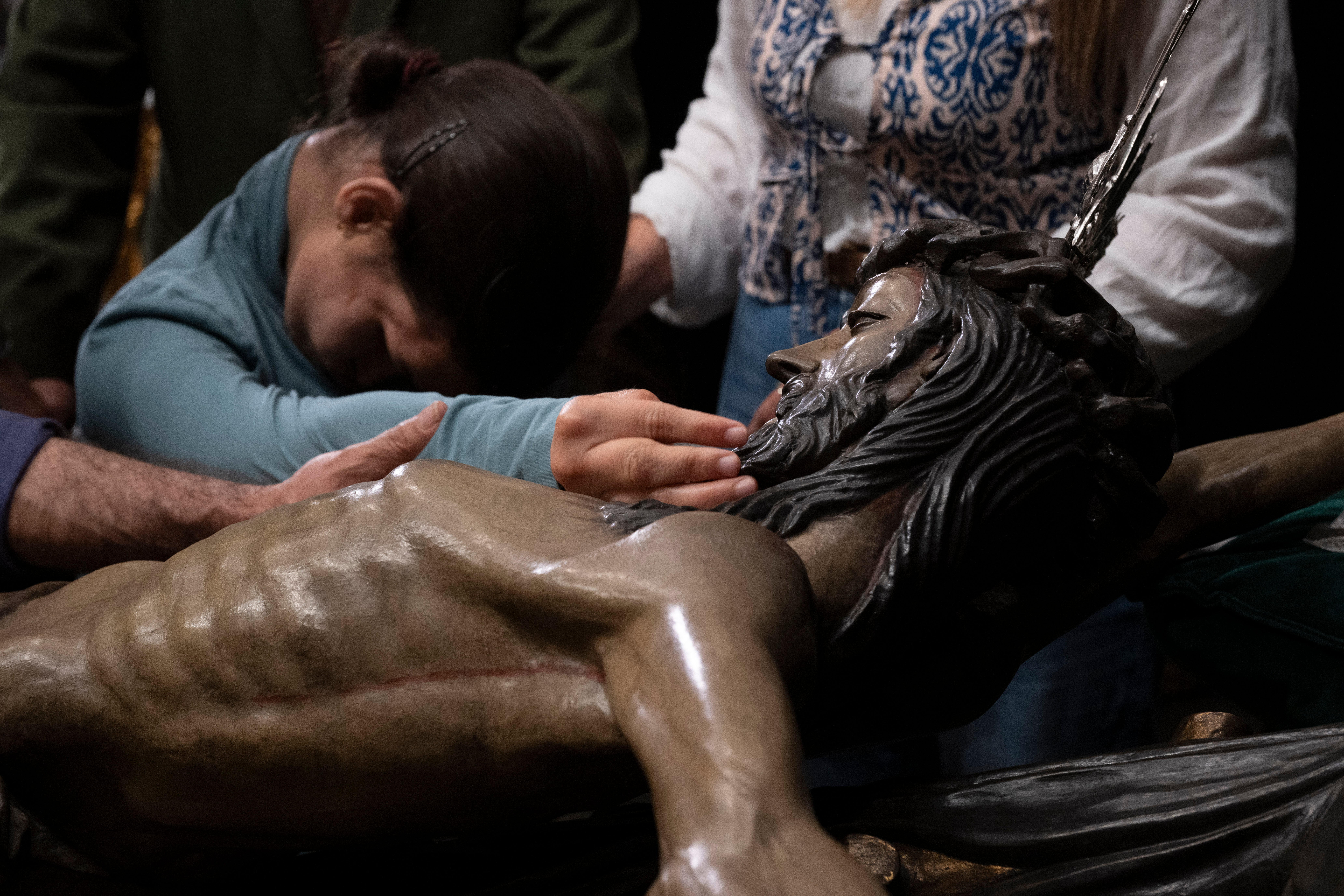 La visita de los invidentes al Cristo de la Vera Cruz, en imágenes