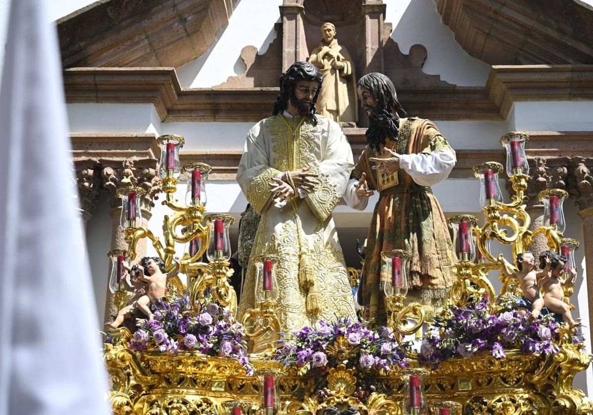 El Señor del Soberano Poder con la nueva túnica blanca con la que salió este Lunes Santo