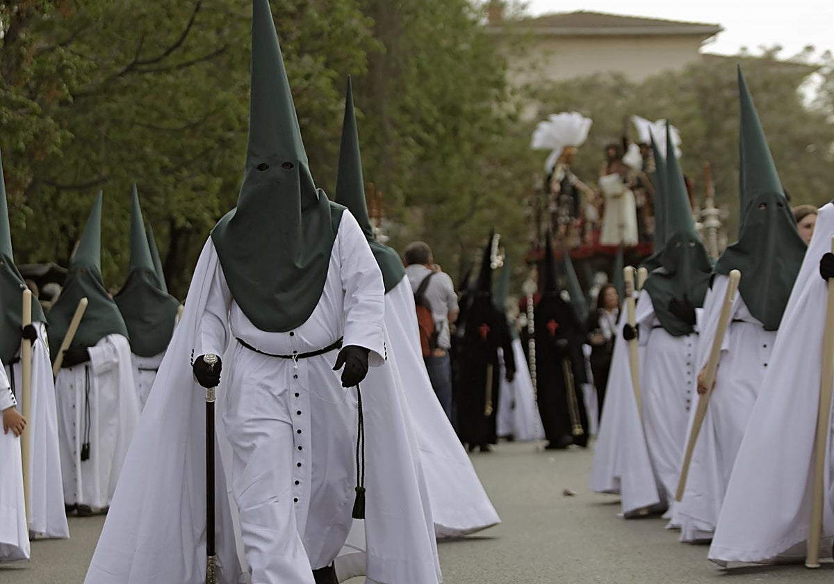 Los nuevos nazarenos de Sevilla precediendo al misterio de Bendición y Esperanza