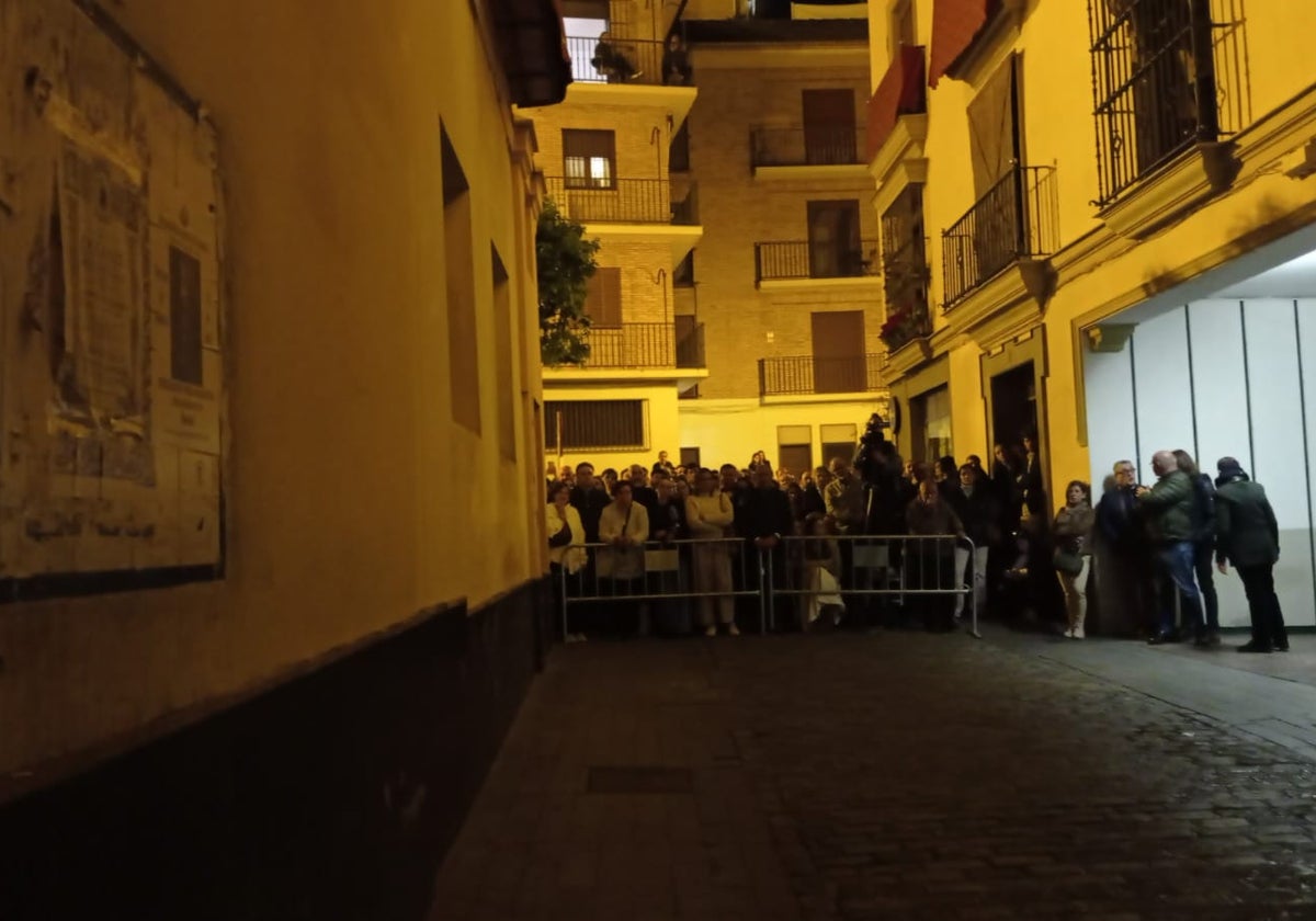 La Policía Nacional colocó vallas a 15 metros de la puerta de San Isidoro, dejando vacía toda la calle