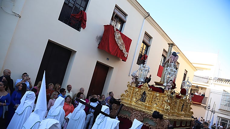 Nuestro Padre Jesús Atado a la Columna, de la hermandad de Los Aceituneros caminando por las calles de Utrera