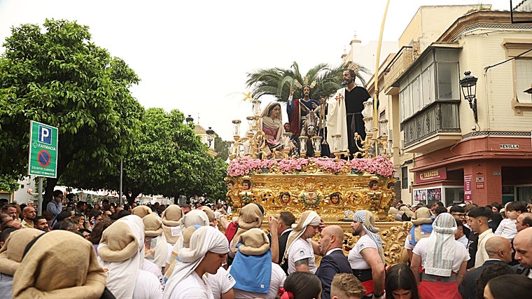 El paso de La Borriquita, de la hermandad de La Trinidad, es el que abre la Semana Santa de Utrera cada Domingo de Ramos