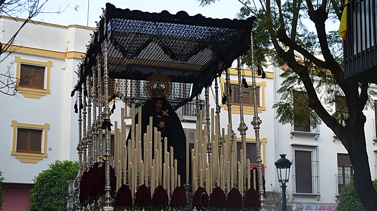 La Virgen de los Dolores en su soledad, con su característico palio negro, es la protagonista del Sábado Santo en Utrera