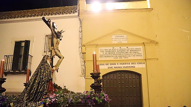 El Santo Crucifijo de Los Milagros es la imagen que cierra en Utrera la jornada de Viernes Santo