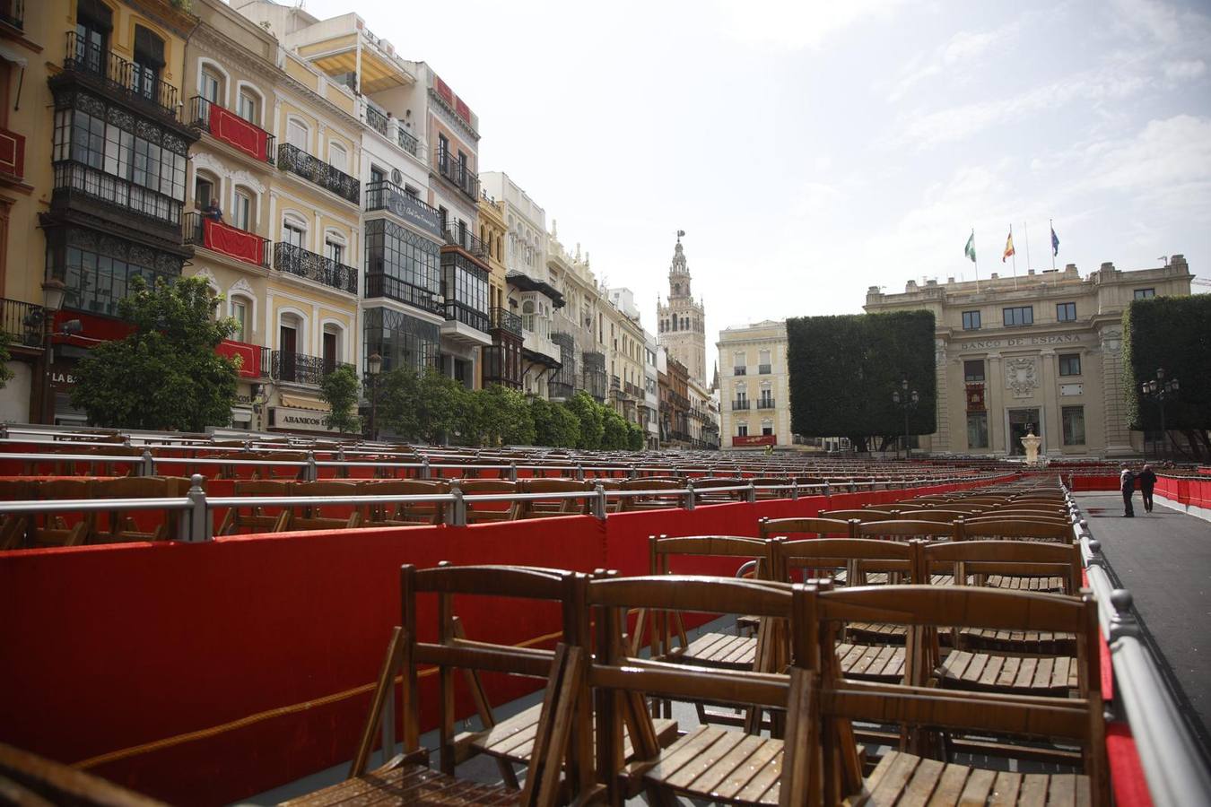 Manuel Alés y Francisco Vélez, durante su visita este Viernes de Dolores a los palcos de la carrera oficial de Sevilla
