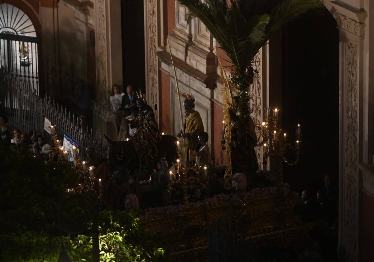 La Borriquita a su salida de la Iglesia Colegial del Divino Salvador en la noche del Domingo de Ramos