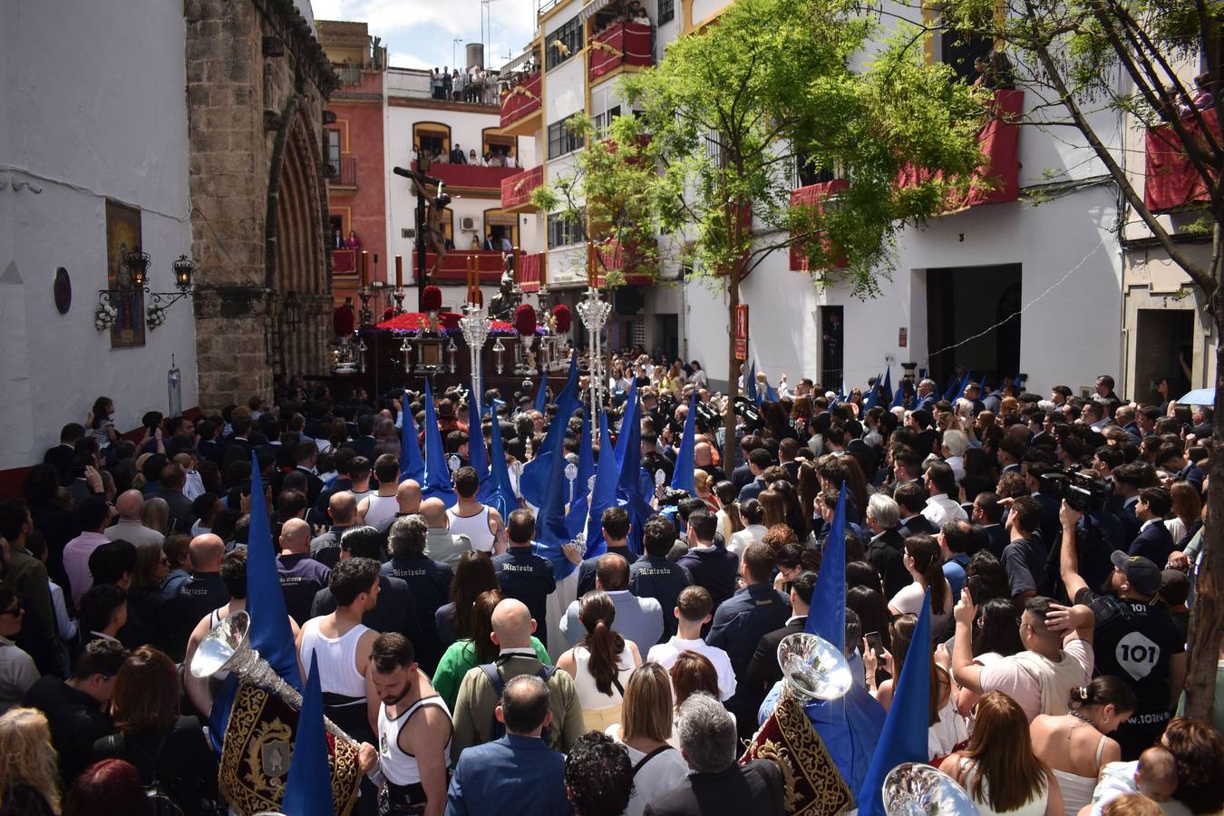 Multitud de fieles acompañan a la Hiniesta en su estación de penitencia