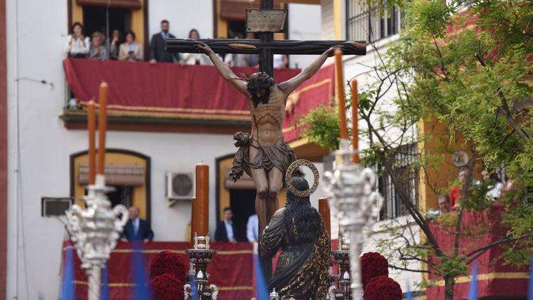 Multitudinaria salida de la Hiniesta en la plaza de San Julián