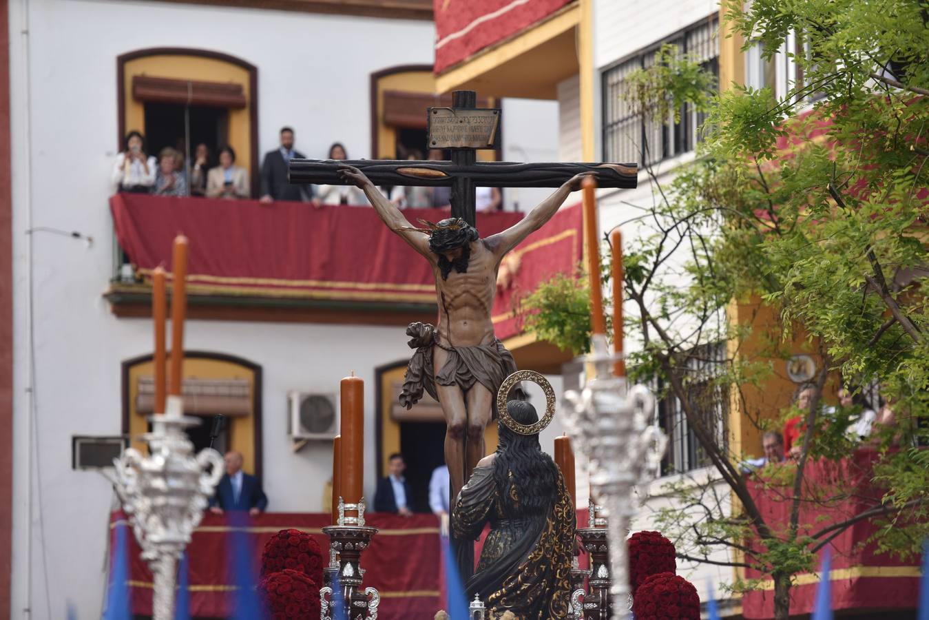Multitud de fieles acompañan a la Hiniesta en su estación de penitencia