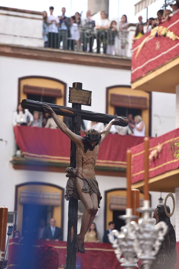 Multitud de fieles acompañan a la Hiniesta en su estación de penitencia