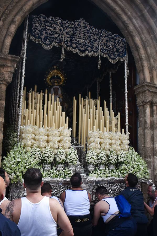 Multitud de fieles acompañan a la Hiniesta en su estación de penitencia