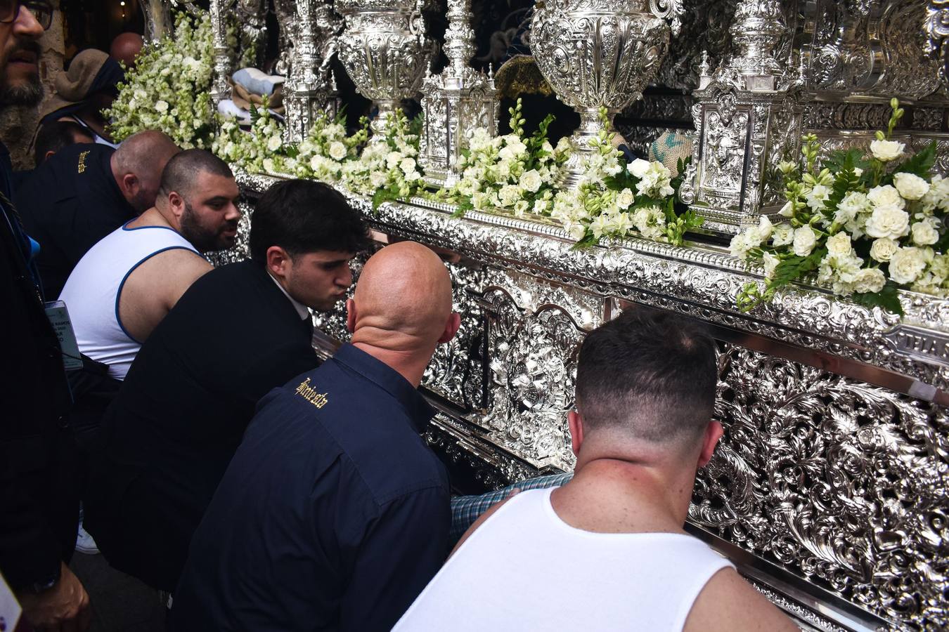 Multitud de fieles acompañan a la Hiniesta en su estación de penitencia