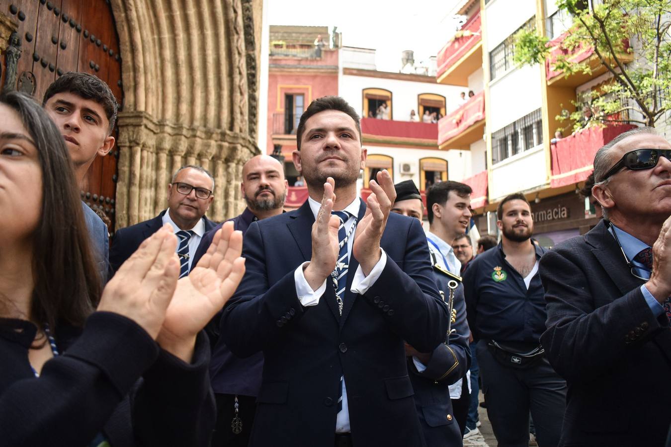 Multitud de fieles acompañan a la Hiniesta en su estación de penitencia