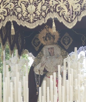 Imagen secundaria 2 - El misterio de Torreblanca (arriba) estrenaba dos nuevas figuras y la hermandad de Padre Pío (izquierda) el paso del Señor de la Salud y Clemencia. La Virgen del Rosario de la Milagrosa (derecha) salió con una hora de retraso