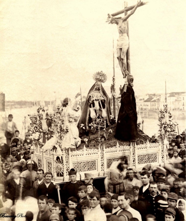 Estampa antigua del paso de misterio de la hermandad de Las Aguas por el puente de Triana