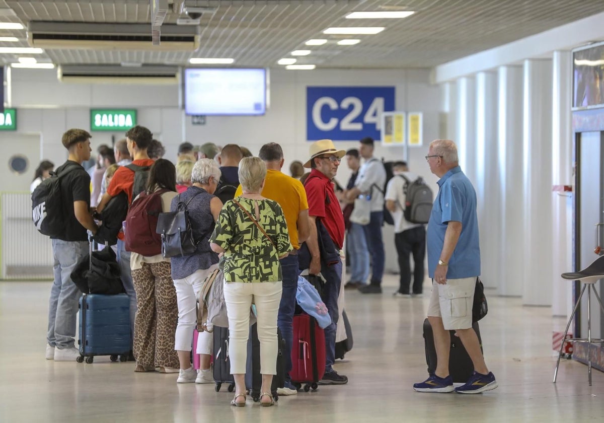 Pasajeros en la zona de embarque del aeropuerto de Sevilla