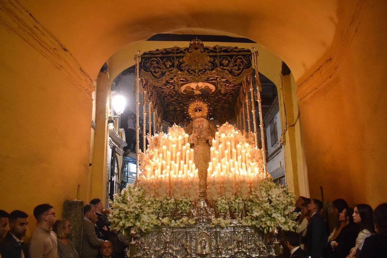 Discurrir de la Hermandad de la Estrella por la noche en la Semana Santa de 2025