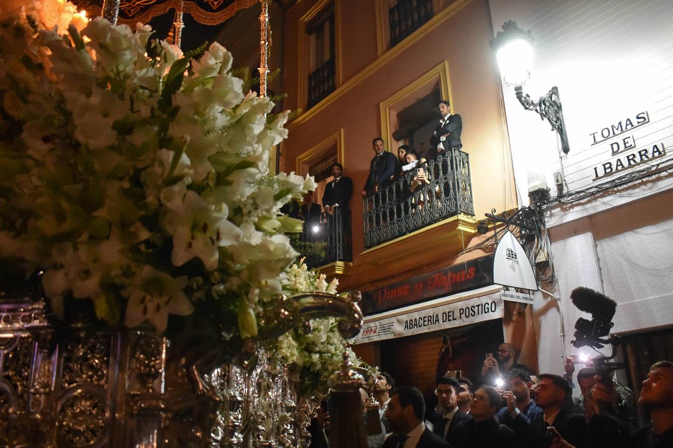 Discurrir de la Hermandad de la Estrella por la noche en la Semana Santa de 2025