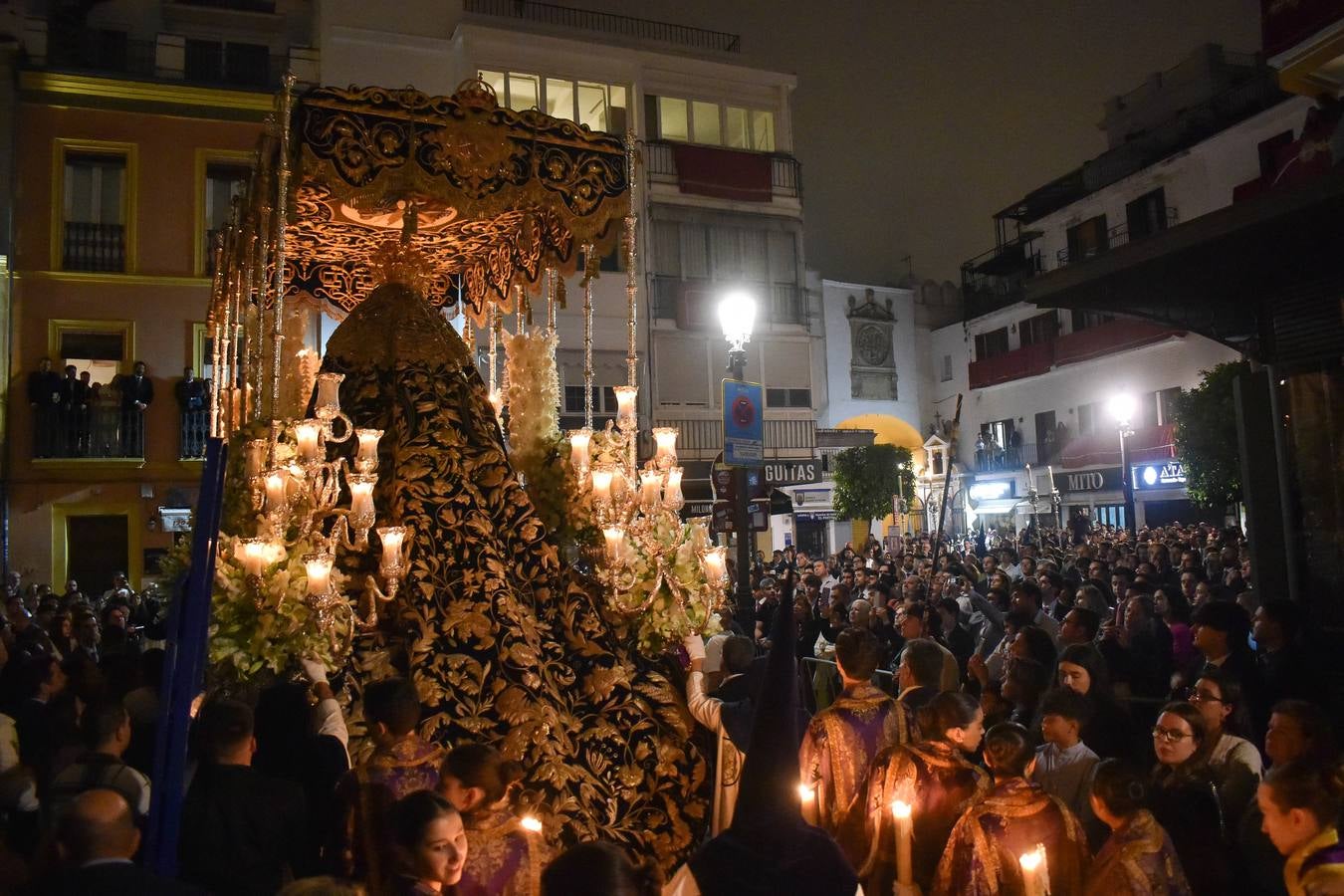 Discurrir de la Hermandad de la Estrella por la noche en la Semana Santa de 2025