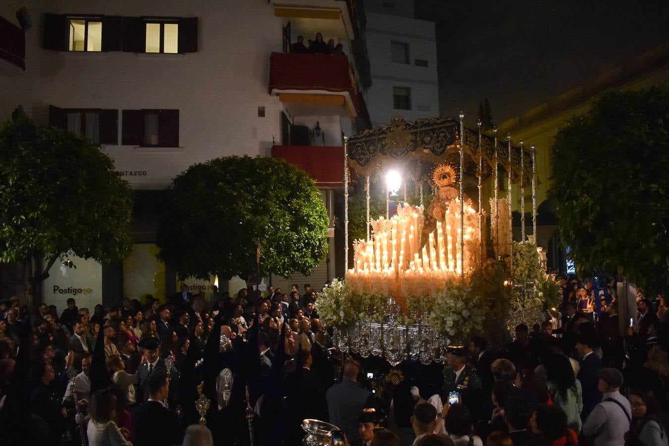 Discurrir de la Hermandad de la Estrella por la noche en la Semana Santa de 2025