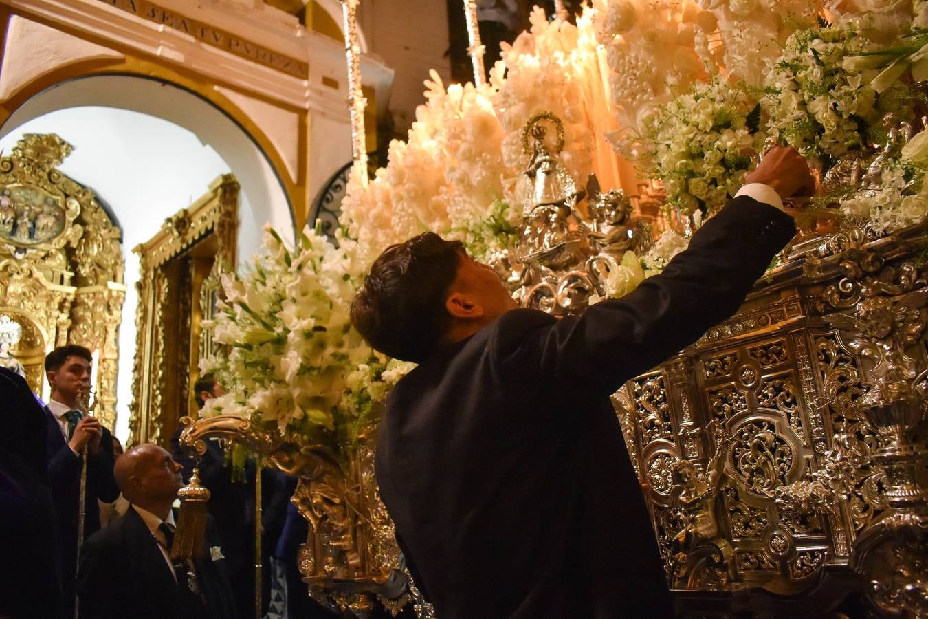 Discurrir de la Hermandad de la Estrella por la noche en la Semana Santa de 2025