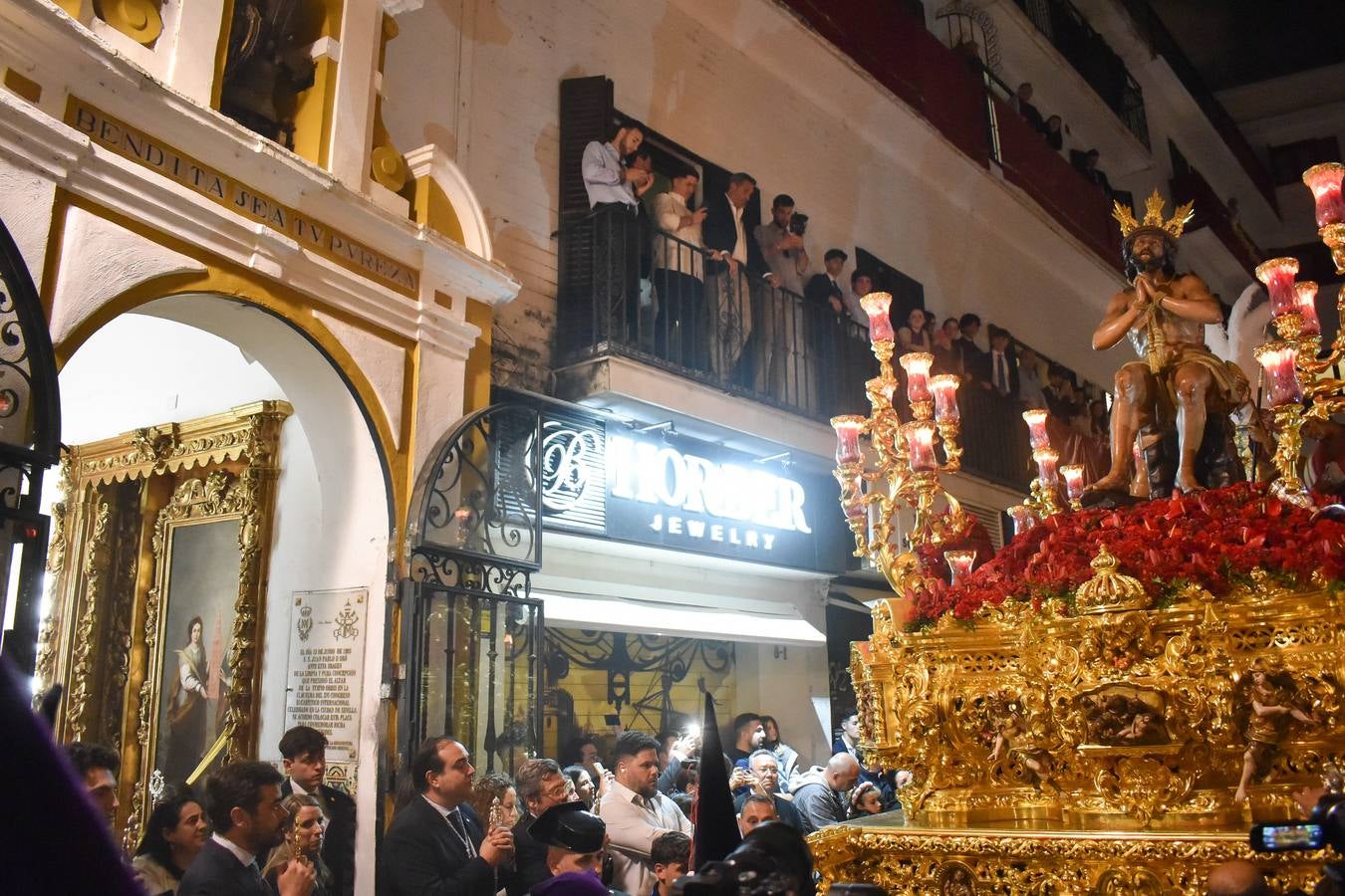 Discurrir de la Hermandad de la Estrella por la noche en la Semana Santa de 2025