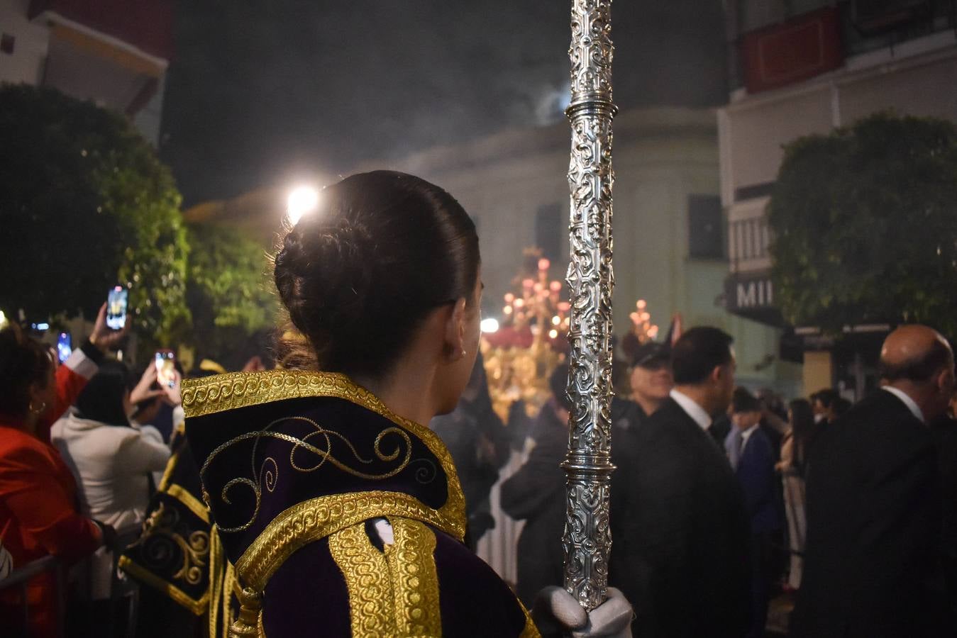 Discurrir de la Hermandad de la Estrella por la noche en la Semana Santa de 2025