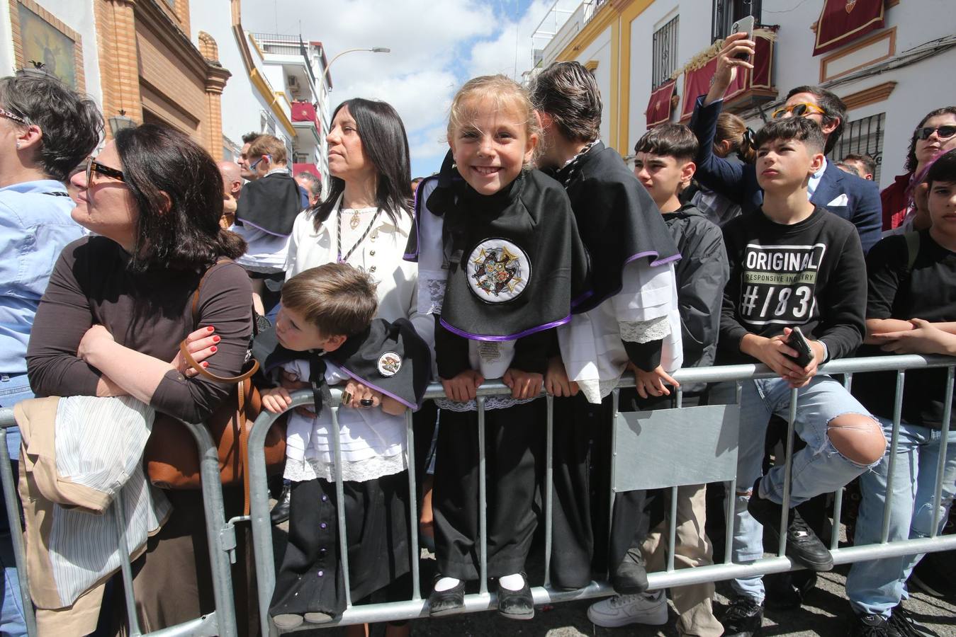 Salida de la Hermandad de Santa Genoveva por las calles del Tiro de Línea