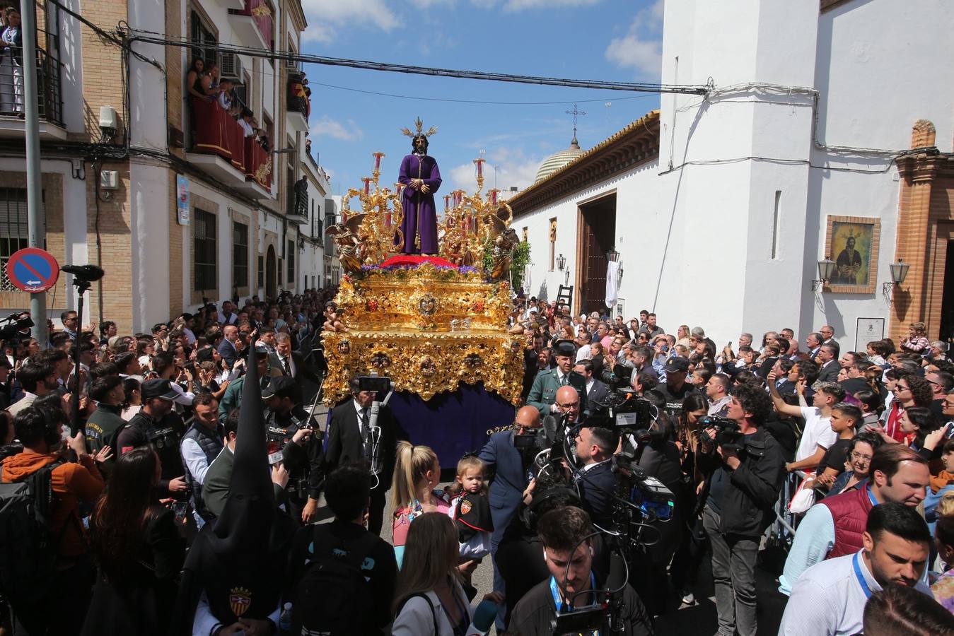 Salida de la Hermandad de Santa Genoveva por las calles del Tiro de Línea