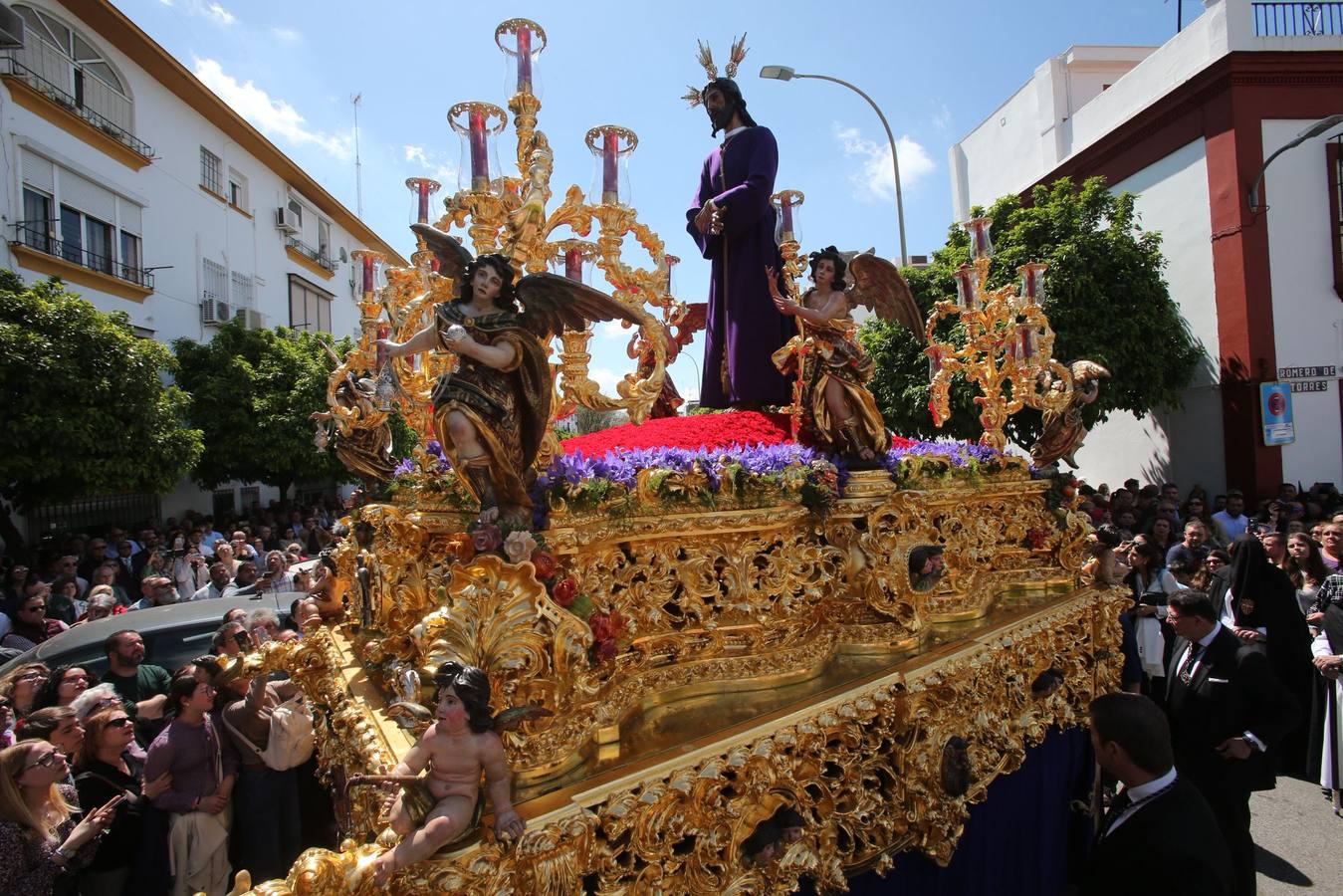 Salida de la Hermandad de Santa Genoveva por las calles del Tiro de Línea