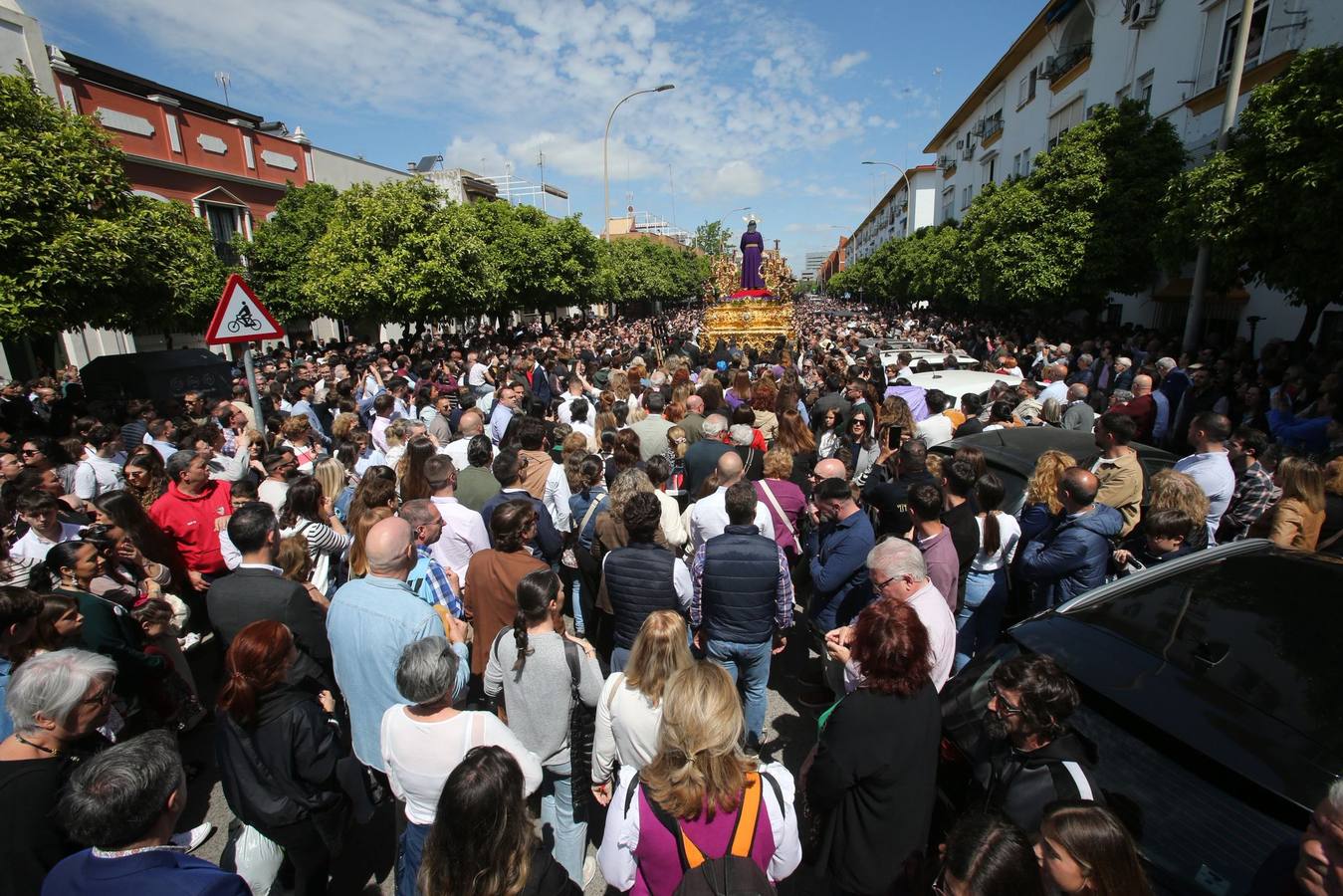 Salida de la Hermandad de Santa Genoveva por las calles del Tiro de Línea