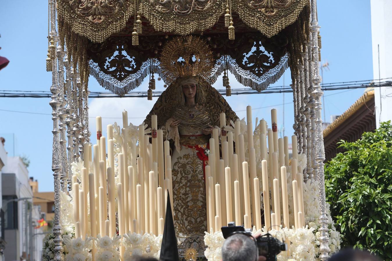 Salida de la Hermandad de Santa Genoveva por las calles del Tiro de Línea
