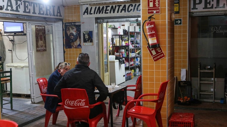 Únicos comercios que continúan abiertos