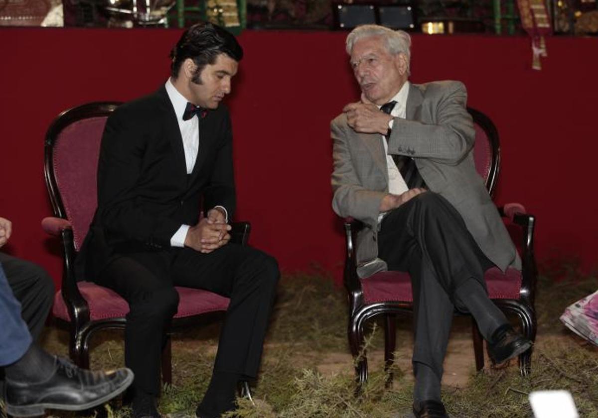 Morante de La Puebla y Vargas Llosa, en el nombramiento del primero como hijo predilecto de La Puebla